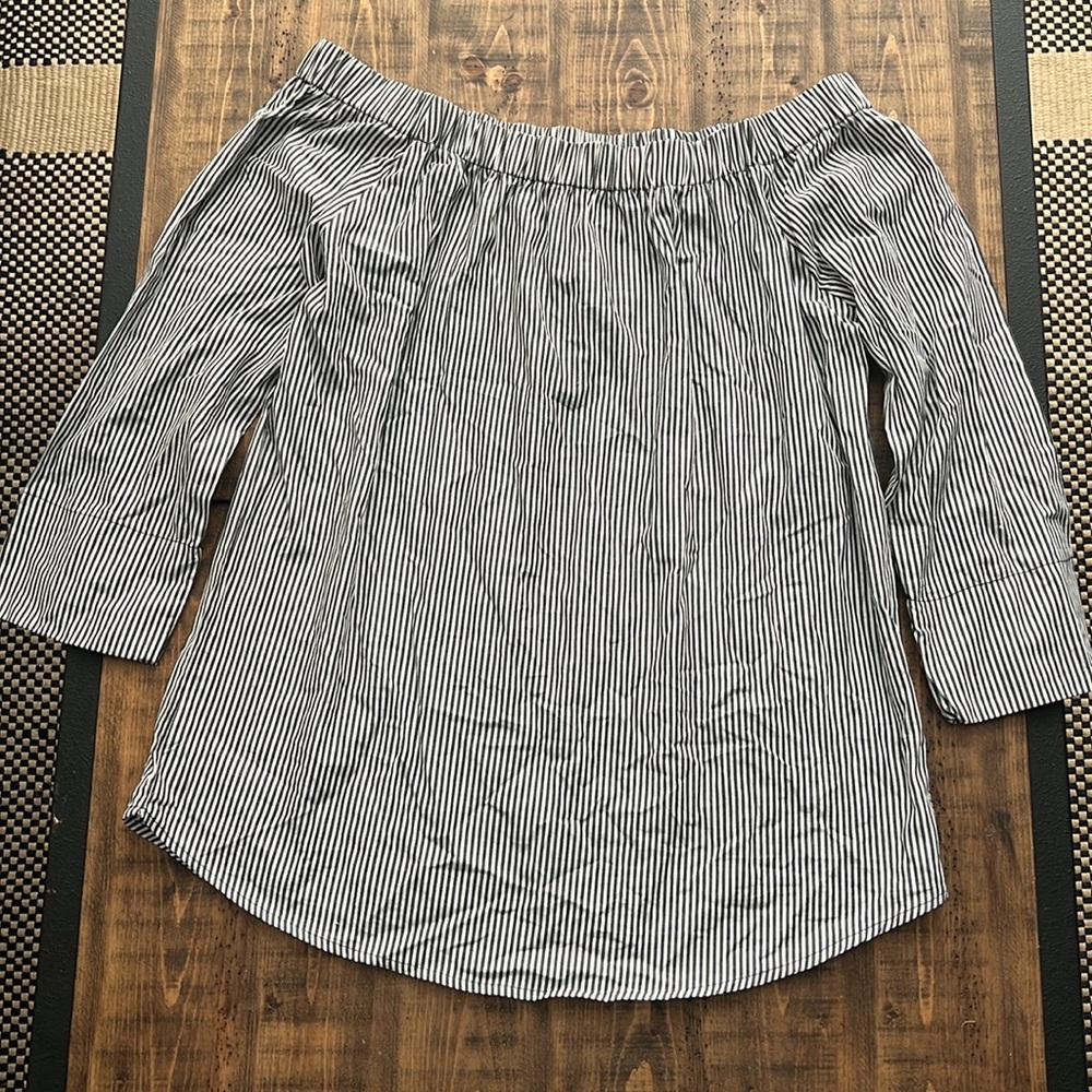 NWOT Heart and Hips off shoulder blouse